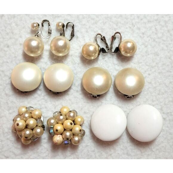 Vintage Clip On Earrings Lot White Cream Button Cluster Signed Laguna Richelieu - Picture 1 of 6